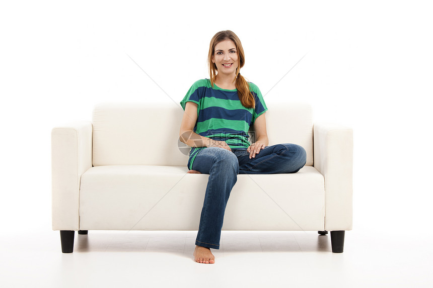 沙发上的女人长椅青年房子快乐成人闲暇微笑白色喜悦幸福图片