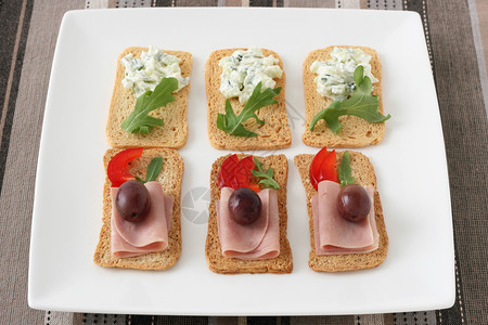 火腿奶油面包橄榄传统的高清图片