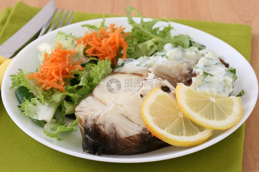 煮鱼加沙拉蔬菜饮食午餐柠檬餐巾食物海洋海鲜盘子图片