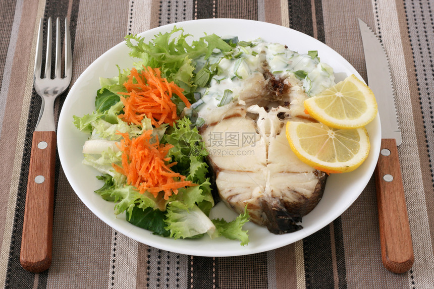 煮鱼加沙拉海鲜饮食柠檬海洋餐巾蔬菜午餐盘子食物图片