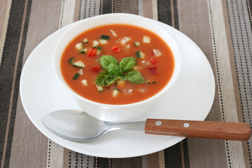 白碗里西红茄汤黄瓜奶油饮食面包盘子蔬菜餐巾勺子午餐红色图片