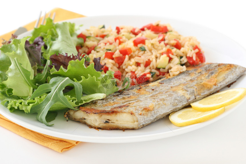 带大米和蔬菜的炸鱼柠檬午餐胡椒沙拉海鲜饮食食物洋葱盘子餐巾图片