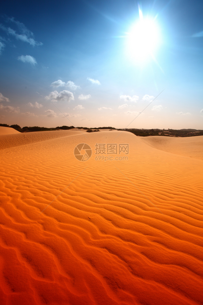 沙漠地区晴天沙漠旅行游客旅游波纹爬坡地形全景寂寞图片