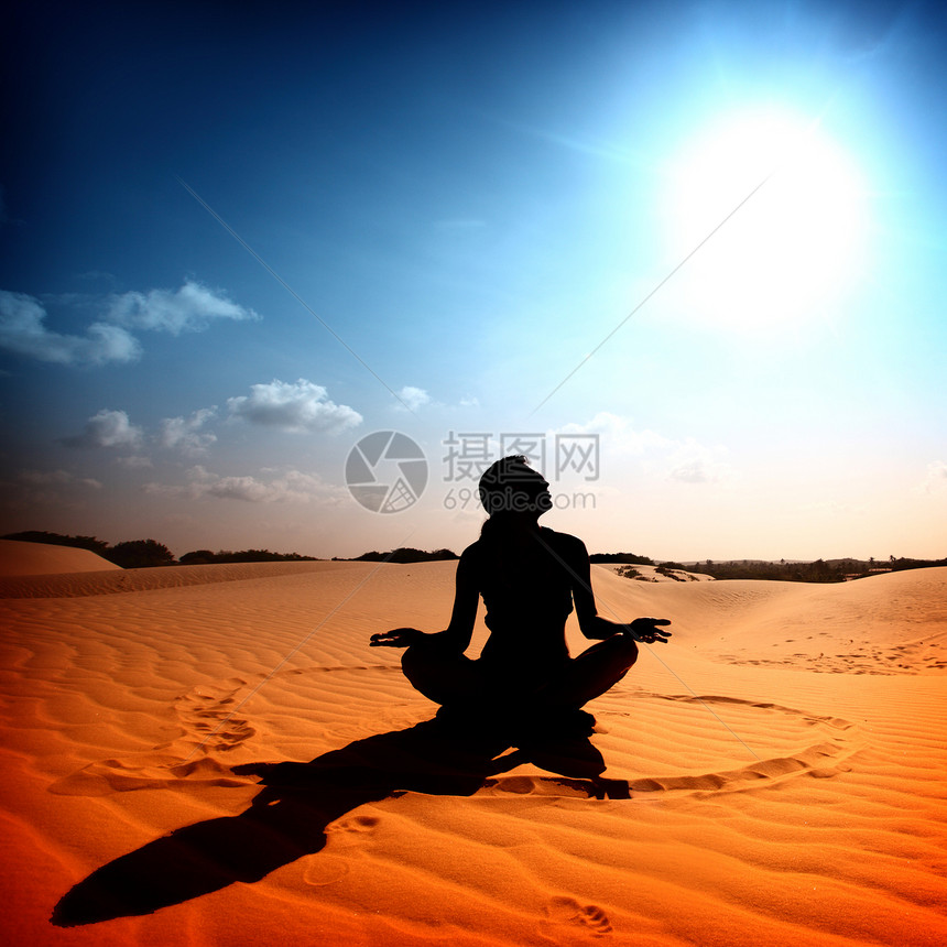 沙漠瑜伽爬坡晴天沙漠旅行绘画海滩沙丘女性蓝色热带图片