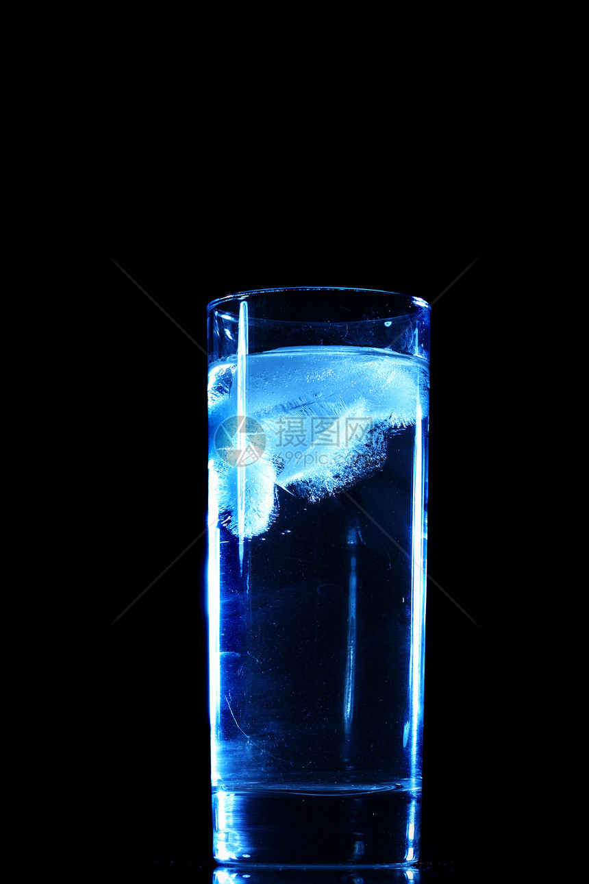 冷饮液体冻结气泡冰块果汁地面玻璃蓝色工作室正方形图片