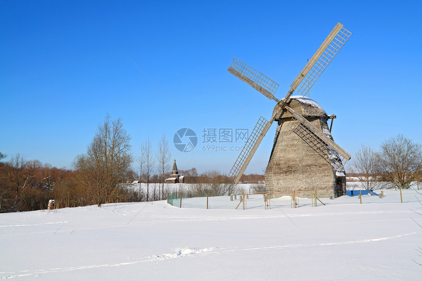 雪田上的老磨坊图片