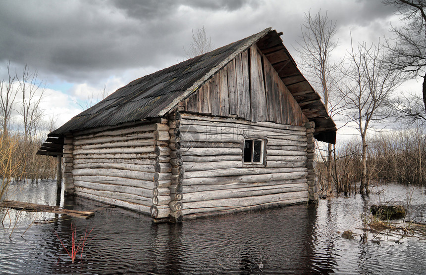 农村老旧家庭用水溪流风暴避风港海浪瓦砾村庄保险房子财产反射图片