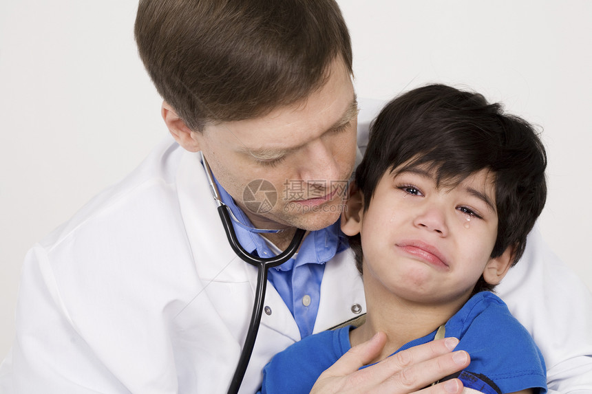 男性医生在安慰吓唬的幼儿病人 儿童患有脑性麻痹白色孩子男生儿科办公室健康医院男人哭泣脑瘫图片