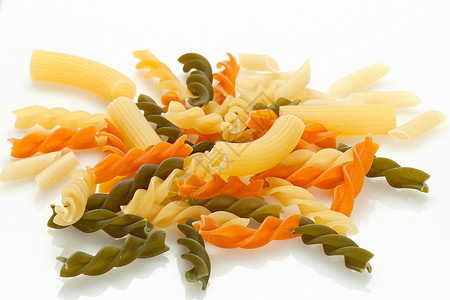 白色背景上的 Fusilli 面食黄色纹理干货美食素食食物文化螺丝螺旋背景图片