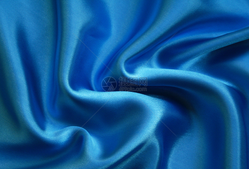 平滑优雅的蓝色丝绸作为背景海浪曲线版税投标布料银色织物材料折痕纺织品图片