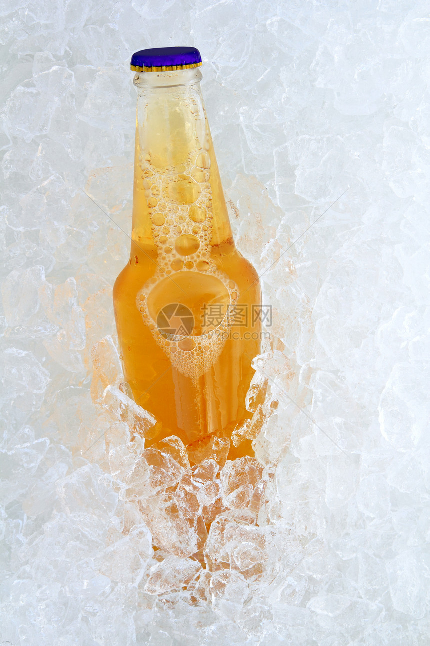 冰鲜霜玻璃上的啤酒瓶图片