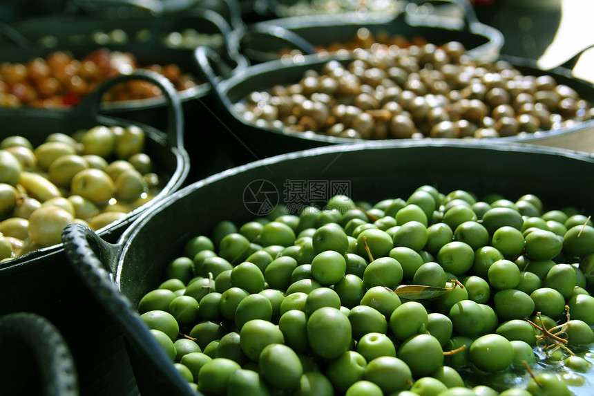 橄榄中摘取的盐水背景纹理中的橄榄营养味道午餐水果蔬菜沙拉食物站立美食小吃图片