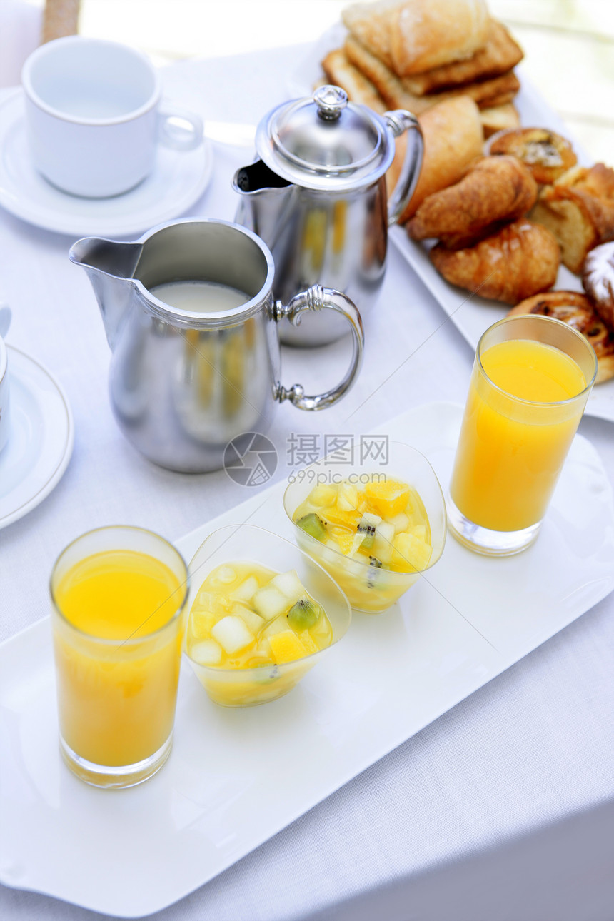 早餐加橙汁果汁咖啡茶牛奶黄油杯子阳光晴天羊角桌布咖啡店桌子盘子美食图片