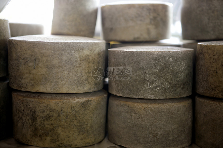 堆叠起来的老式法国奶酪车轮旅行美味销售细菌产品牛奶奶制品生产商业市场图片