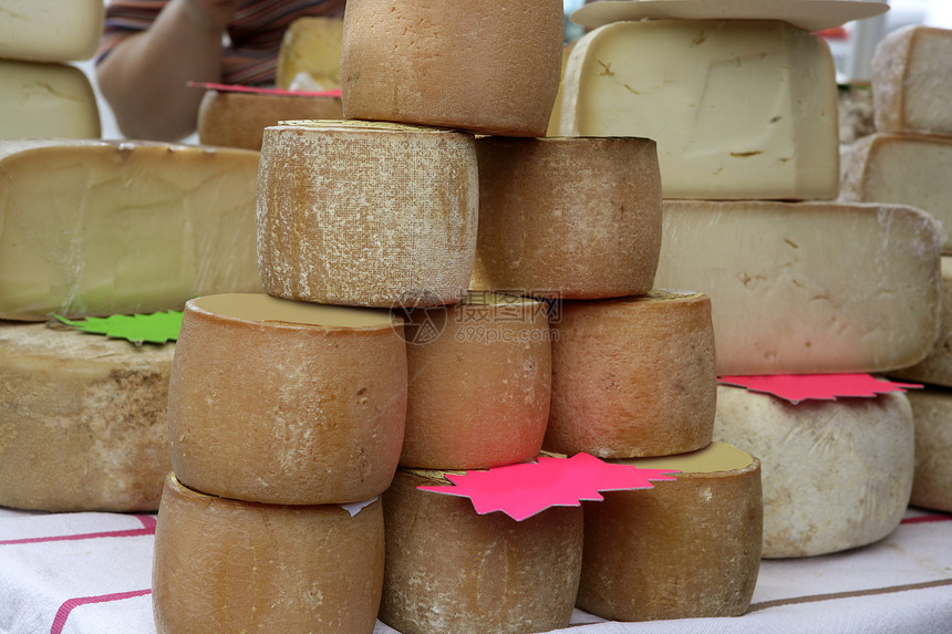 堆叠起来的老式法国奶酪车轮生产细菌店铺牛奶市场旅行奶制品美味橙子销售图片
