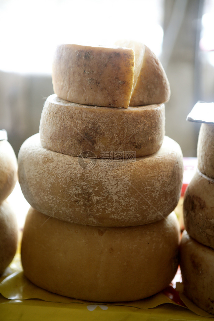 堆叠起来的老式法国奶酪车轮美食细菌午餐美味旅行店铺产品市场生产奶制品图片