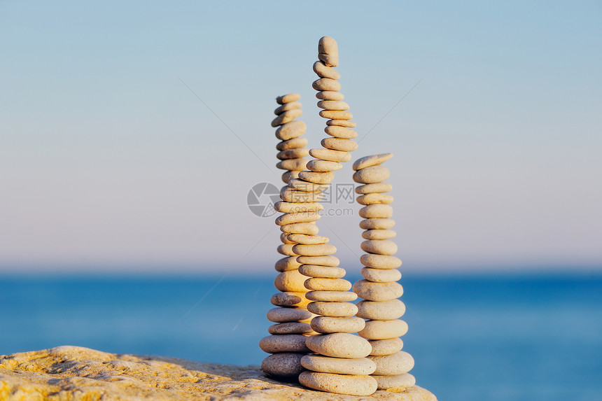 平衡在岩石上图片