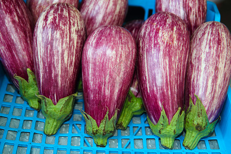 紫色篮子在市场上一连串加茄子蔬菜背景