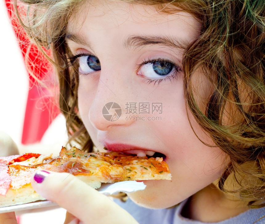 女孩吃比萨饼的蓝色眼睛图片