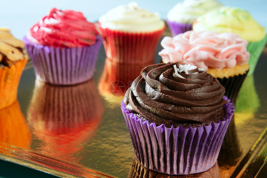 Cupcakes 彩度奶油松饼配方反射糖果食物蜂蜜镜子风格孩子们派对托盘蛋糕图片