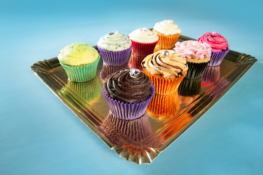 Cupcakes 彩度奶油松饼配方奶油甜点装饰水果反射蛋糕庆典托盘蜂蜜食物图片