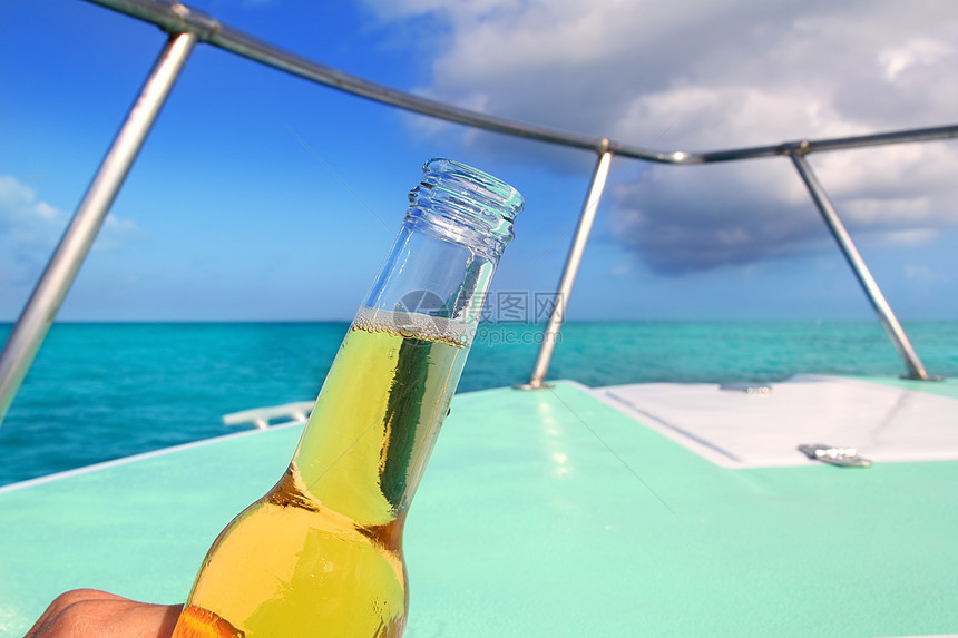 加勒比船首甲甲板绿绿海上的啤酒航行海洋运输娱乐热带帆船游艇饮料男人蓝色图片