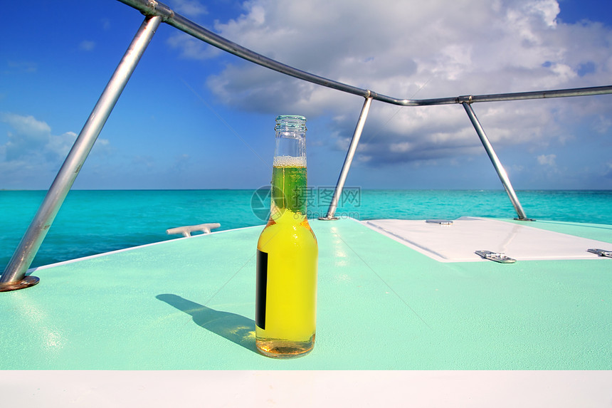 加勒比船首甲甲板绿绿海上的啤酒运动海洋航行海滩蓝色通体运输娱乐饮料帆船图片