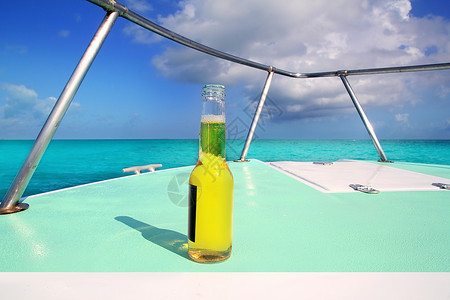 加勒比船首甲甲板绿绿海上的啤酒运动海洋航行海滩蓝色通体运输娱乐饮料帆船背景