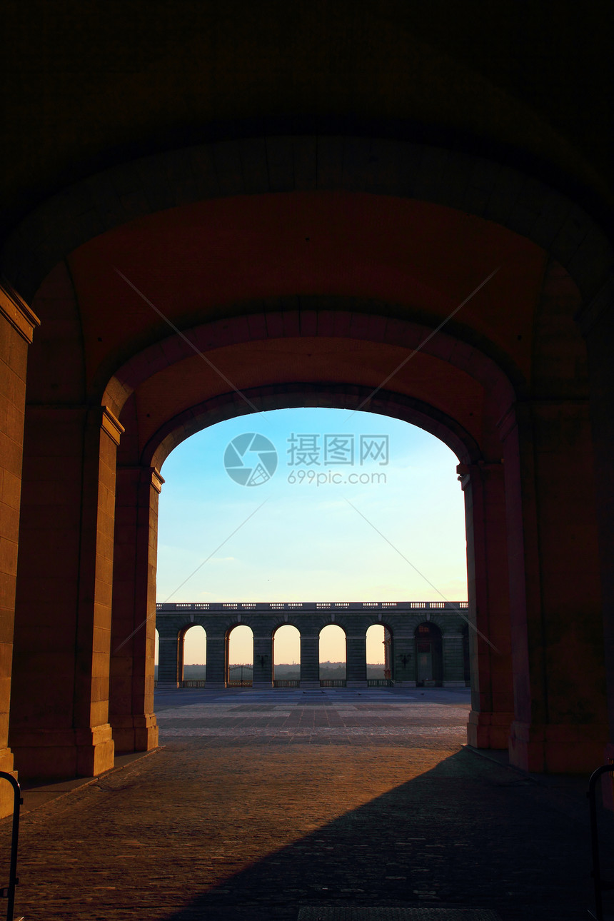 开放门口 可自由出入蓝色旅行建筑学广场遗产地标隧道古董天空正方形图片