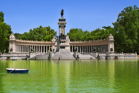 卡斯特拉纳与坠落天使一起在马德里的退休公园湖城市喷泉历史街道来源雕塑天空首都公园建筑学背景