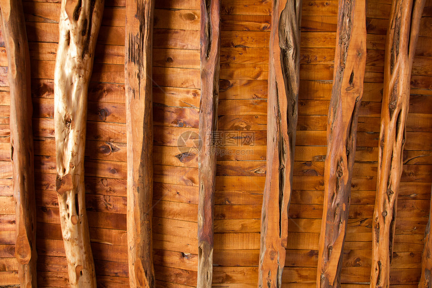 Ibiza木制屋顶和横梁建筑线条棕褐色手工瓷砖树木木头赭石风化天花板木材图片