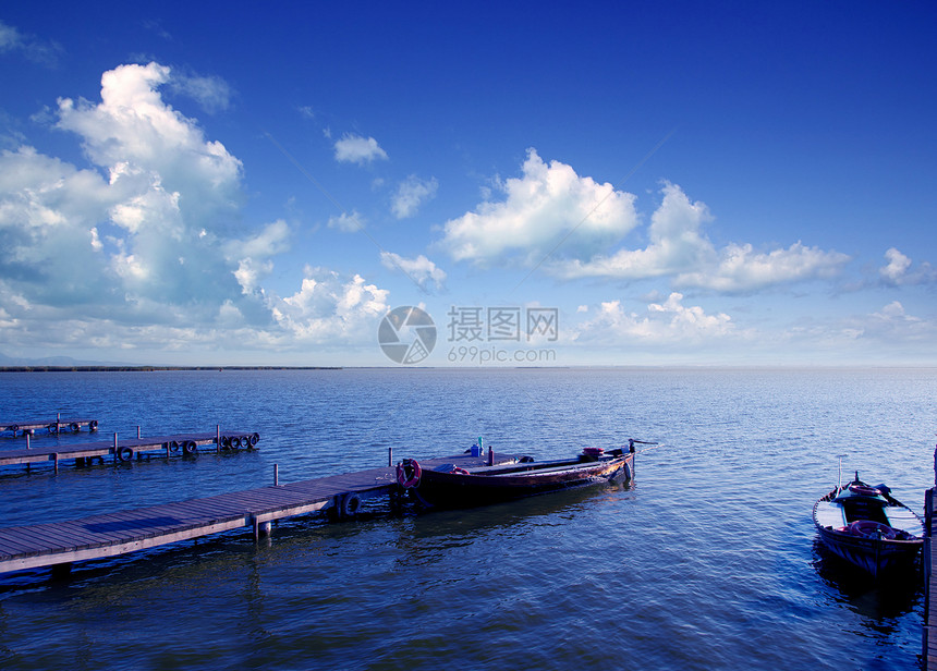 的Albufera蓝船湖海岸旅游码头蓝色销售港口天空木头反射社区图片