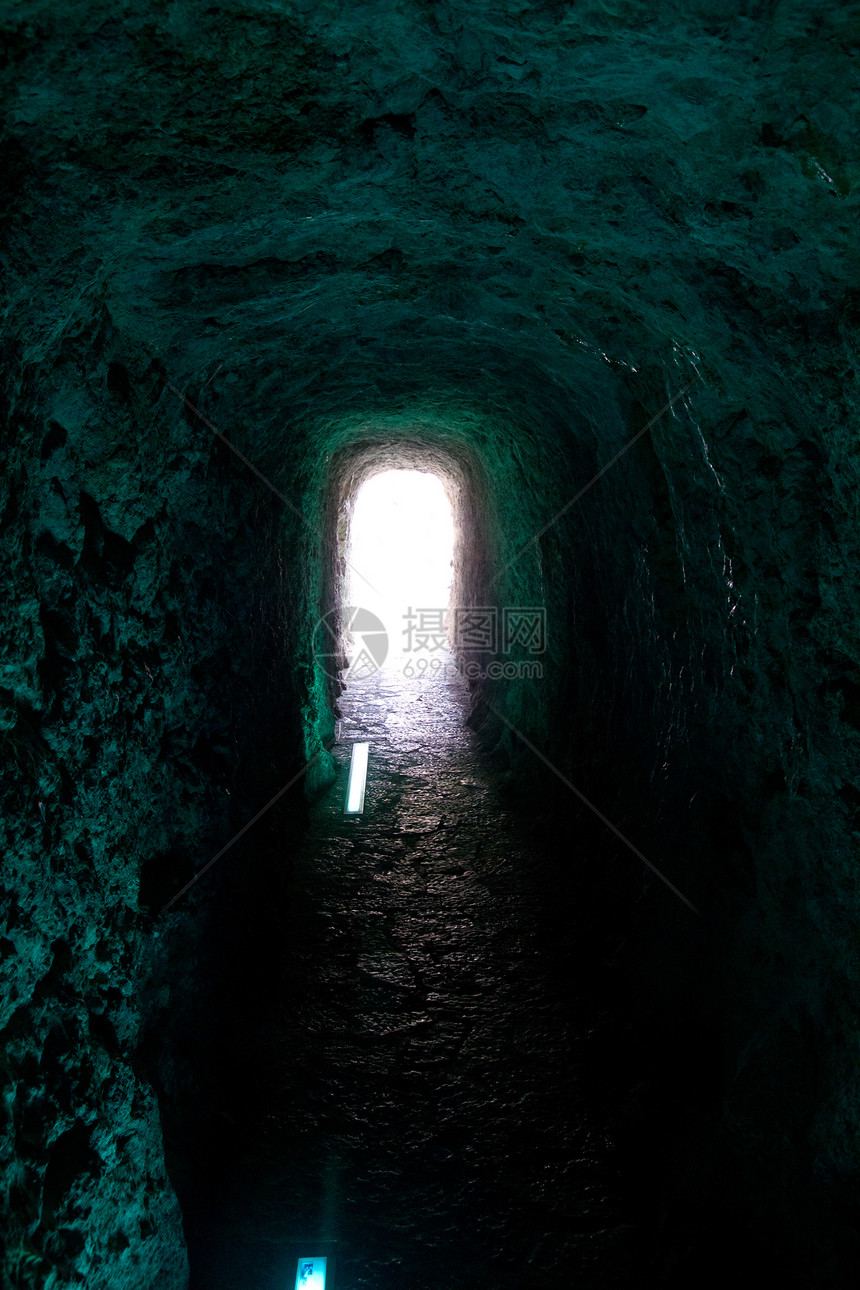 洞穴隧道拱形像狭窄的暗走廊图片
