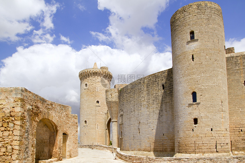 马洛卡Palma市Majorca的城堡蓝色石头纪念碑庭院古董建筑学堡垒拱廊历史天空图片