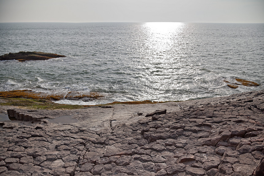 美丽的海洋海滩风化海岸岩石海岸线苔藓波浪石头吸引力悬崖三叶草图片