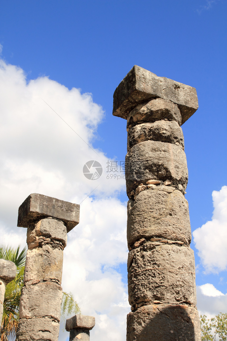 墨西哥一连排的废墟古董圆柱形文化世界考古学遗产地标旅行寺庙纪念碑图片