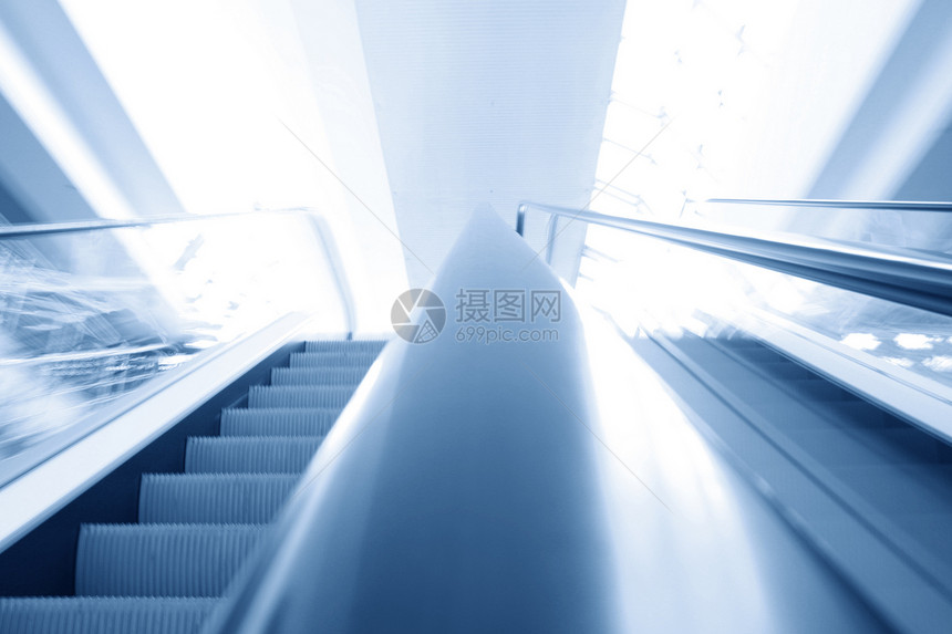 模糊的扶梯背景运输自动扶梯游客旅行门厅假期金属玻璃蓝色白色图片