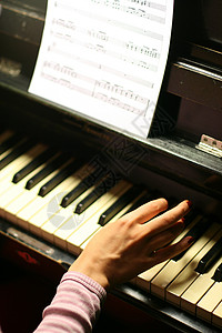 弹钢琴玩家女性韵律钢琴家按钮练习女士手指笔记艺人背景图片