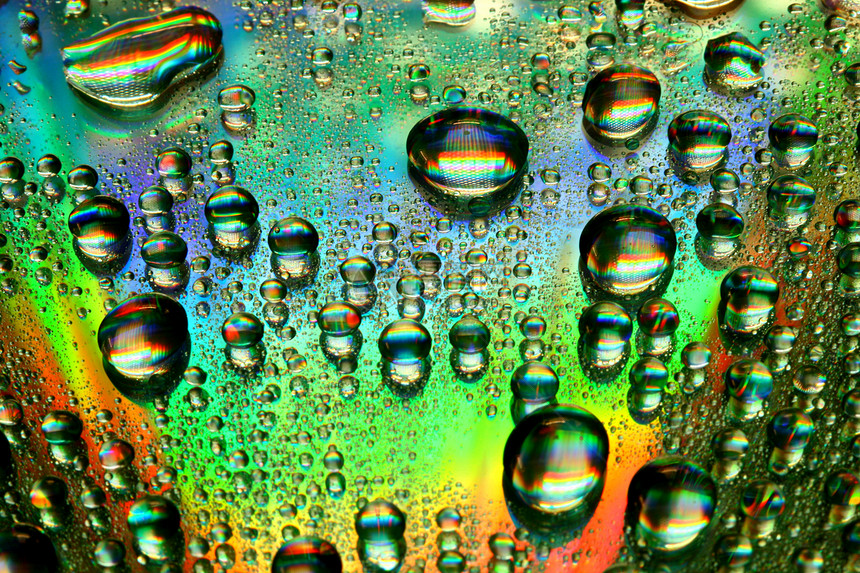 多彩水滴液体彩虹飞沫紫色淋浴宏观雨水气泡反射雨滴图片