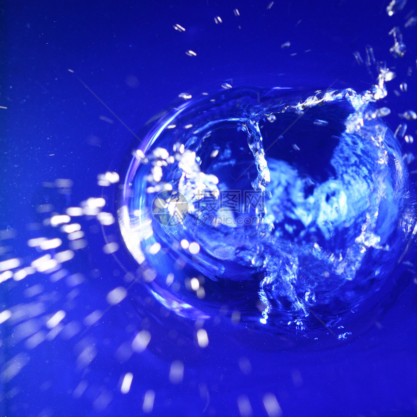 水喷水沸腾蓝色飞溅药品波纹液体气泡淡水运动图片