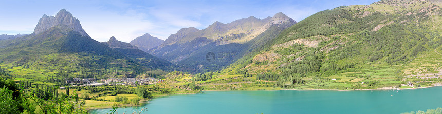 全景 Lanuza 湖比利牛斯山脉图片