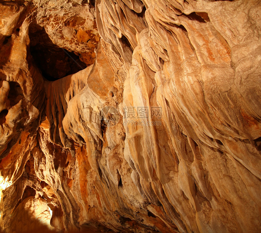 地下洞穴的魔法光线下反射古董岩石石灰石石笋柱子旅行旅游阴影洞穴学图片
