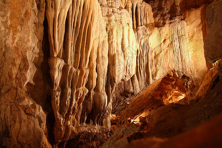 中比利牛斯地下洞穴的魔法光线下反射雨水石笋矿物古董勘探岩石钟乳石石头石灰石背景