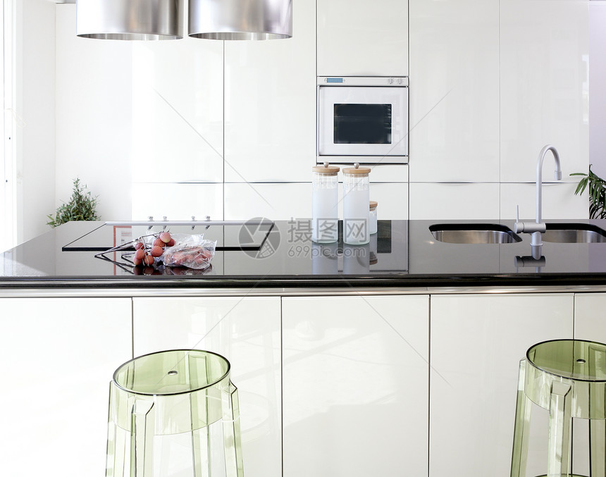 现代白色厨房清洁内置设计装饰房子套房龙头长椅滚刀台面压板机器橱柜图片