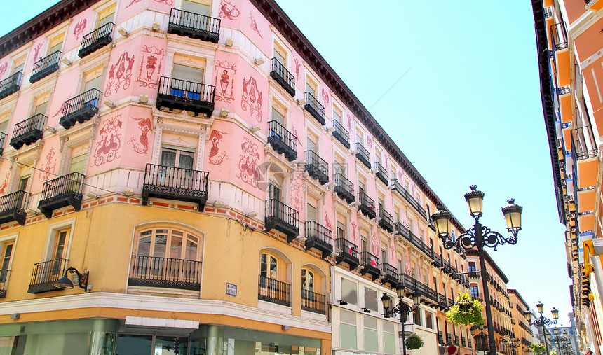西班牙萨拉戈萨市 西班牙 阿方索 我街上一栋充满欢乐的建筑蓝色阳台古董风格商店高度植物历史房屋天空图片