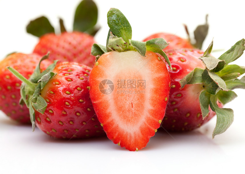 草莓宏观红色叶子果味甜点白色食物绿色水果茶点图片