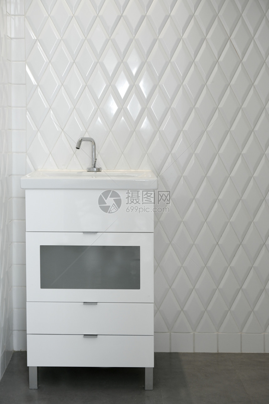 白色房间的洗手间水槽 钻石形状瓷砖图片
