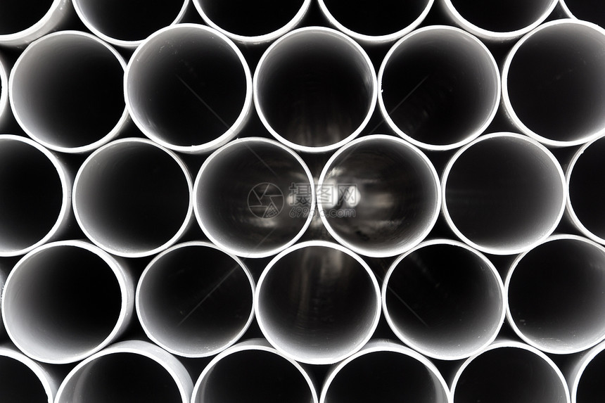堆叠成行的灰色聚氯乙烯管塑料管水平建造卫生白色工业工厂圆形塑料线条下水道图片