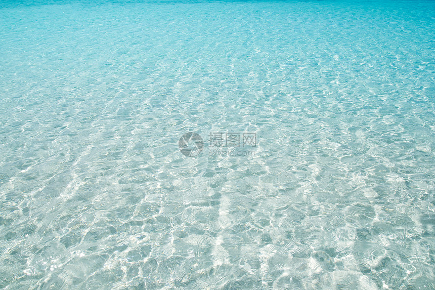 完美海滩的白沙滩 绿绿水液体地平线波纹蓝色热带海洋天堂地标海浪场景图片