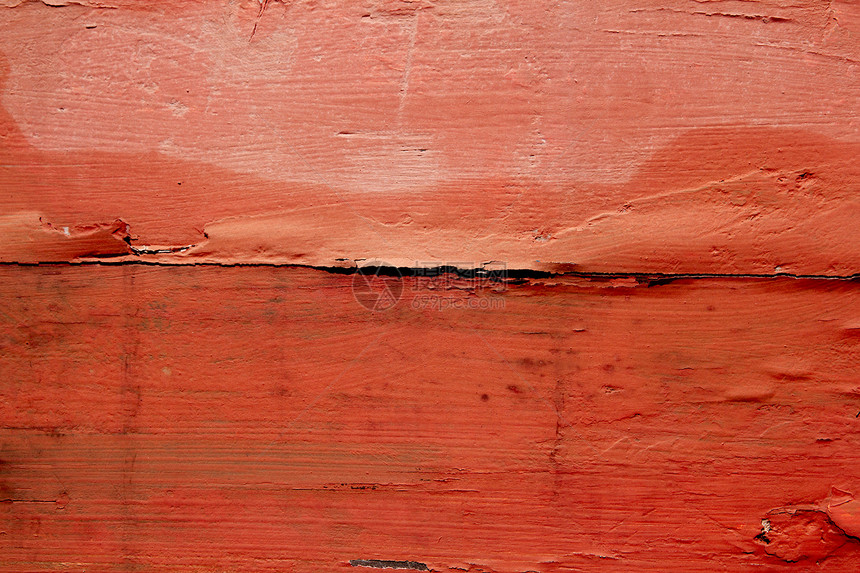 用红橙色涂漆成的经风化木材图片